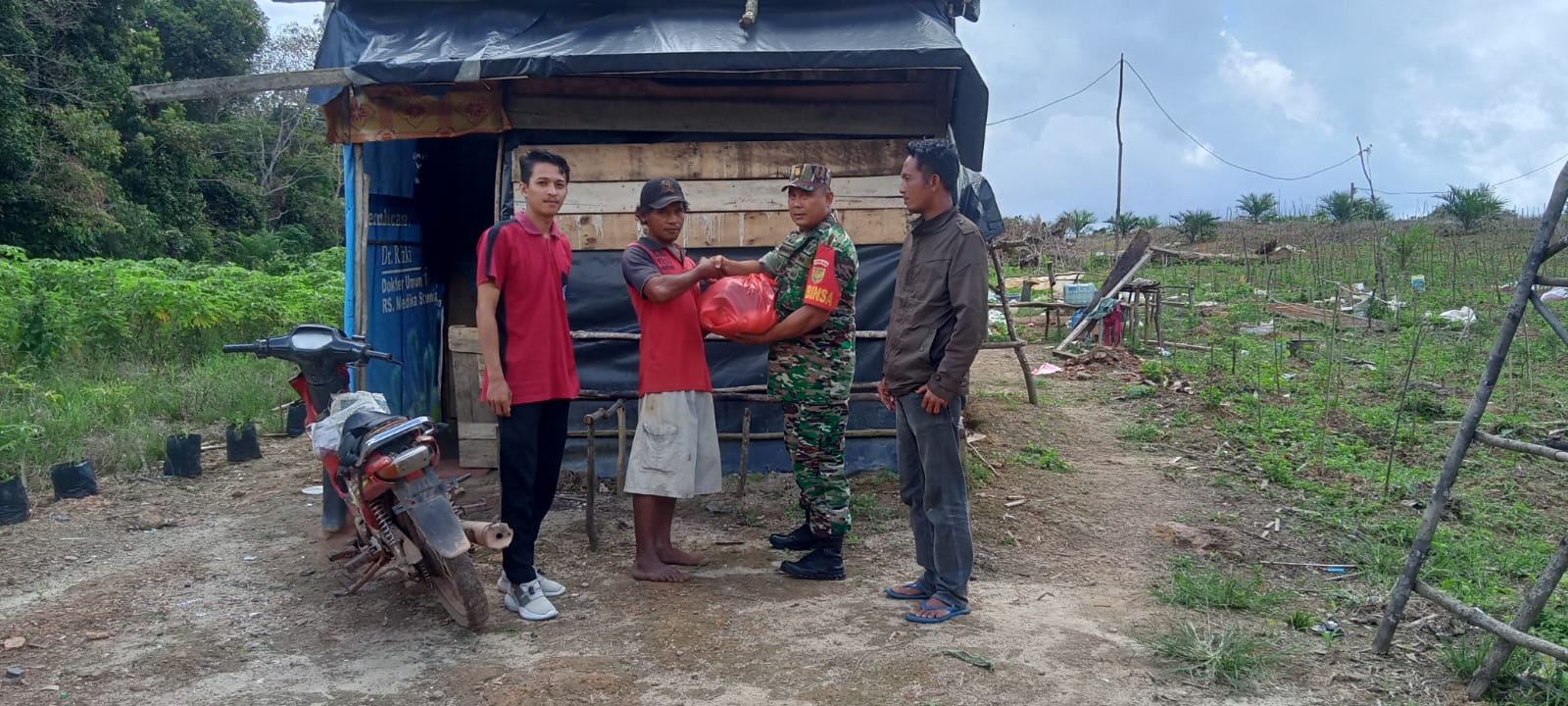 Jumat Barokah Koramil 0413-02/Belinyu melalui Babinsa Desa Riau Berikan Bantuan Sembako Kepada Warga Kurang Mampu