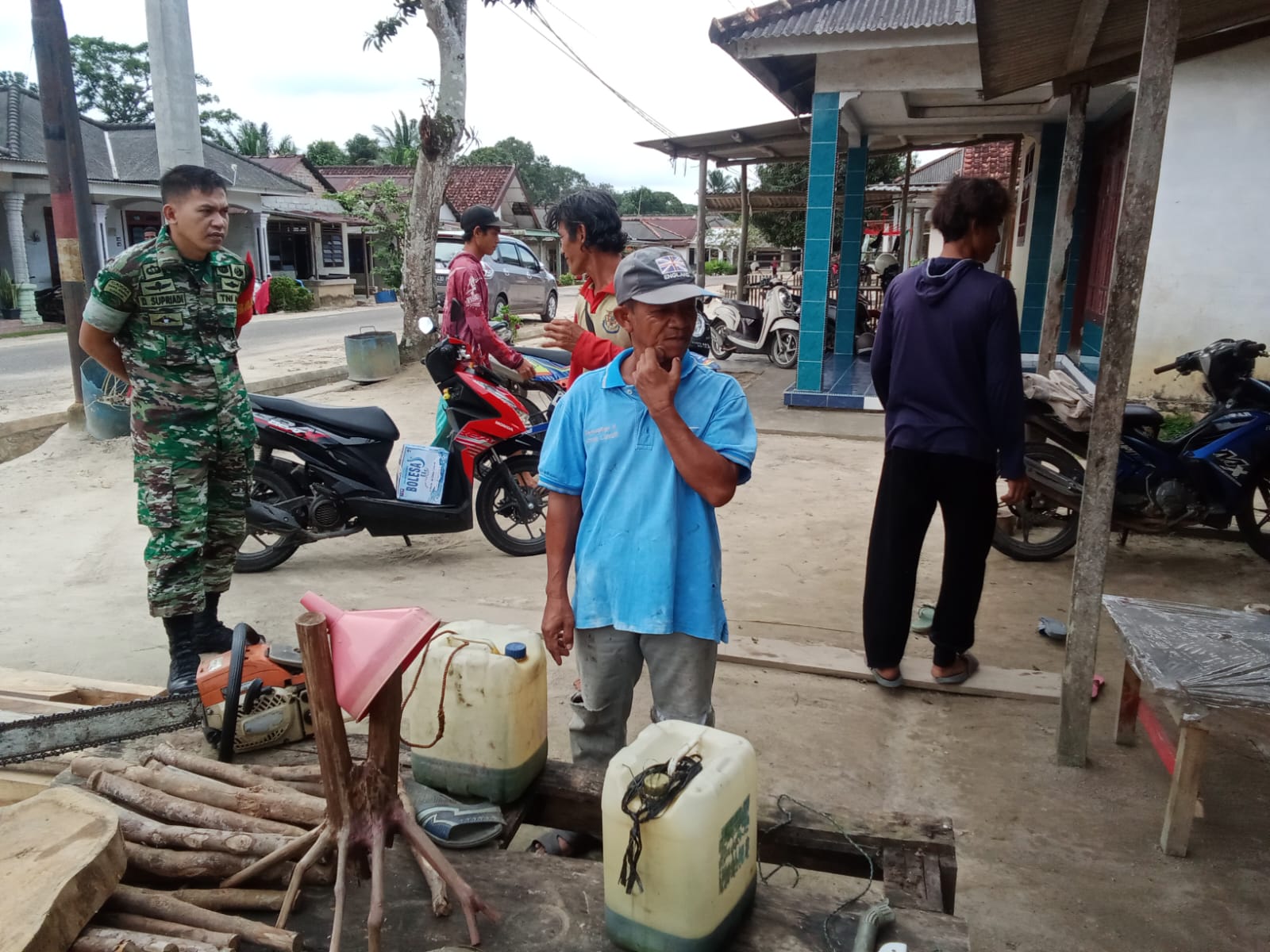 Memantau Kondisi Wilayah Binaan Babinsa Desa Kurau Laksanakan Komsos dengan Masyarakat