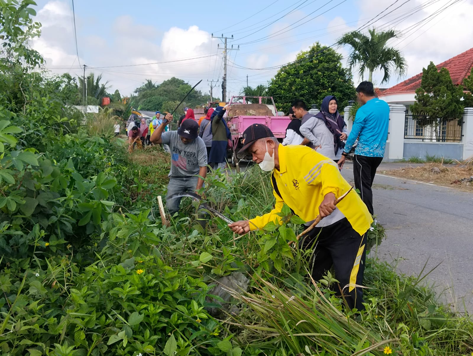 Babinsa Kelurahan Bacang Bersama Warga Laksanakan Gotong Royong