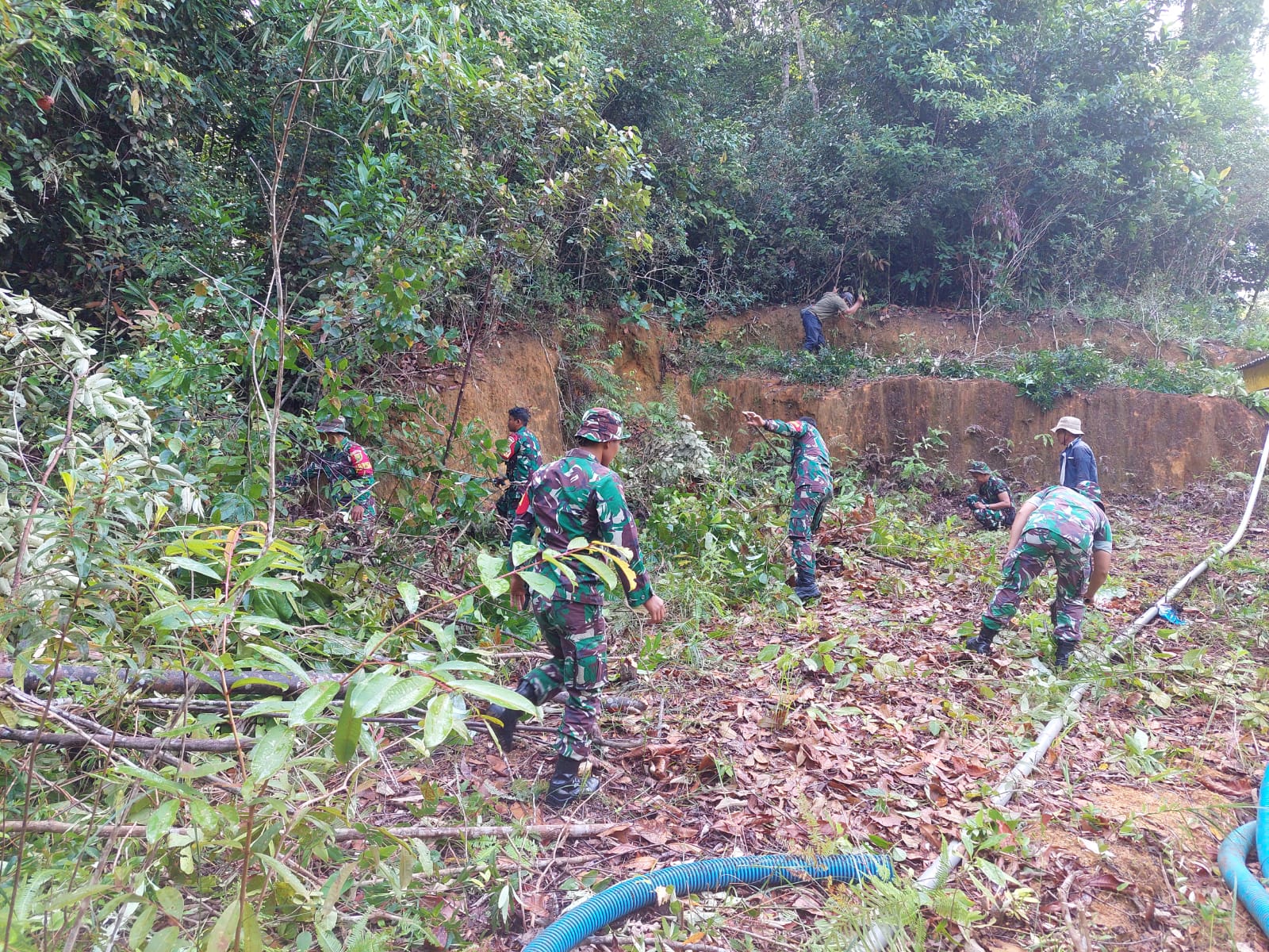 Bersama Warga Binaan, Babinsa Koramil 431-02/Mentok Gelar Karya Bakti di Desa Air Limau