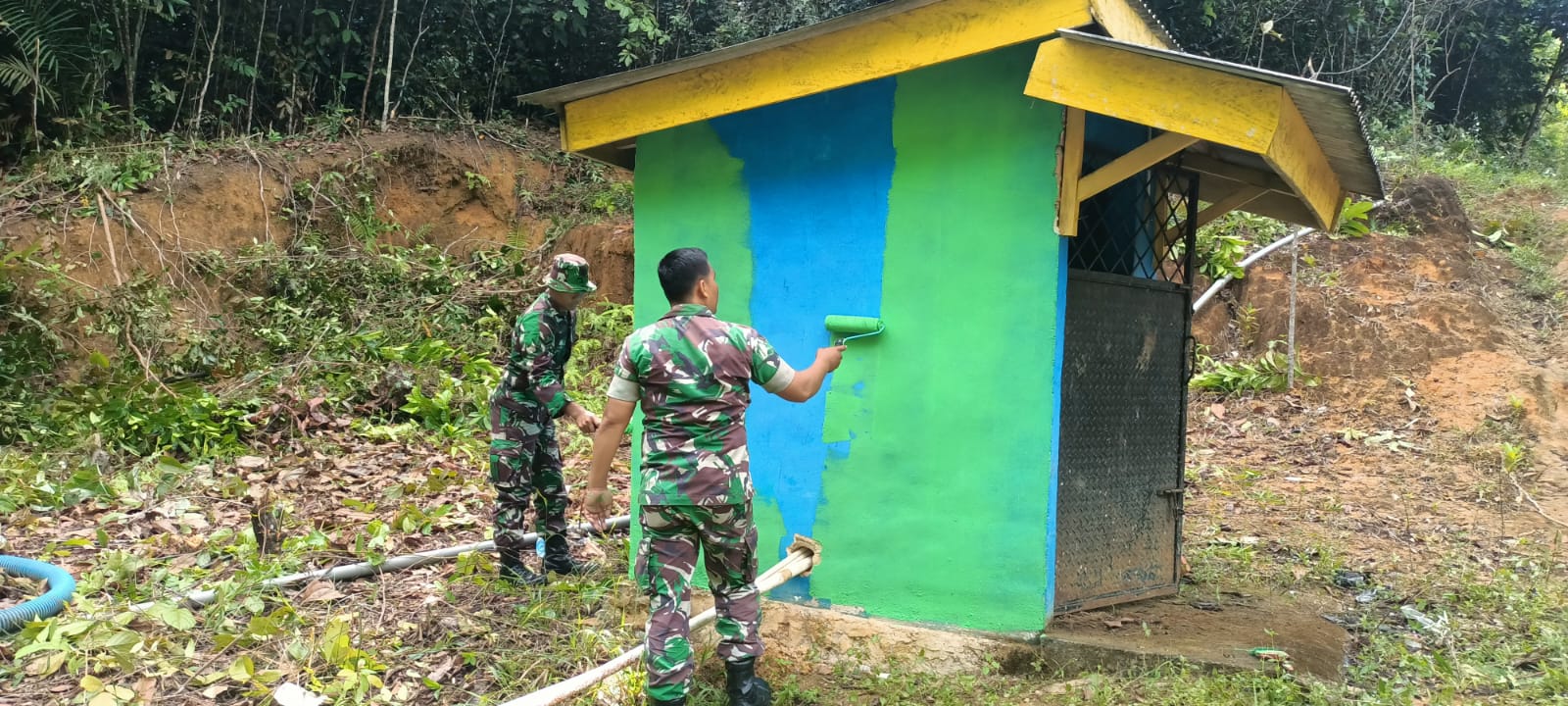 Bersama Warga Binaan, Babinsa Koramil 431-02/Mentok Gelar Karya Bakti di Desa Air Limau