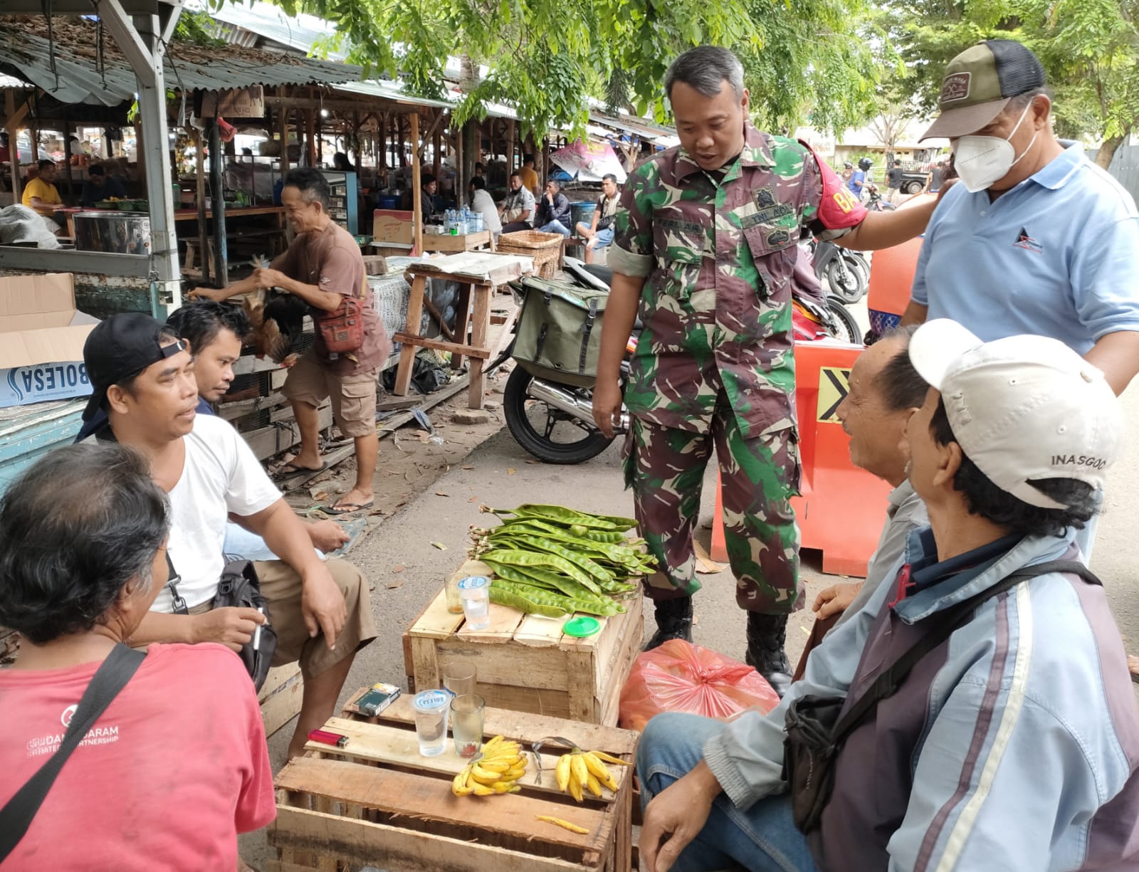 Jelang Idul Fitri, Babinsa Koramil 431-02/Mentok, Monitoring Harga Sembako di Pasar Tradisional Mentok