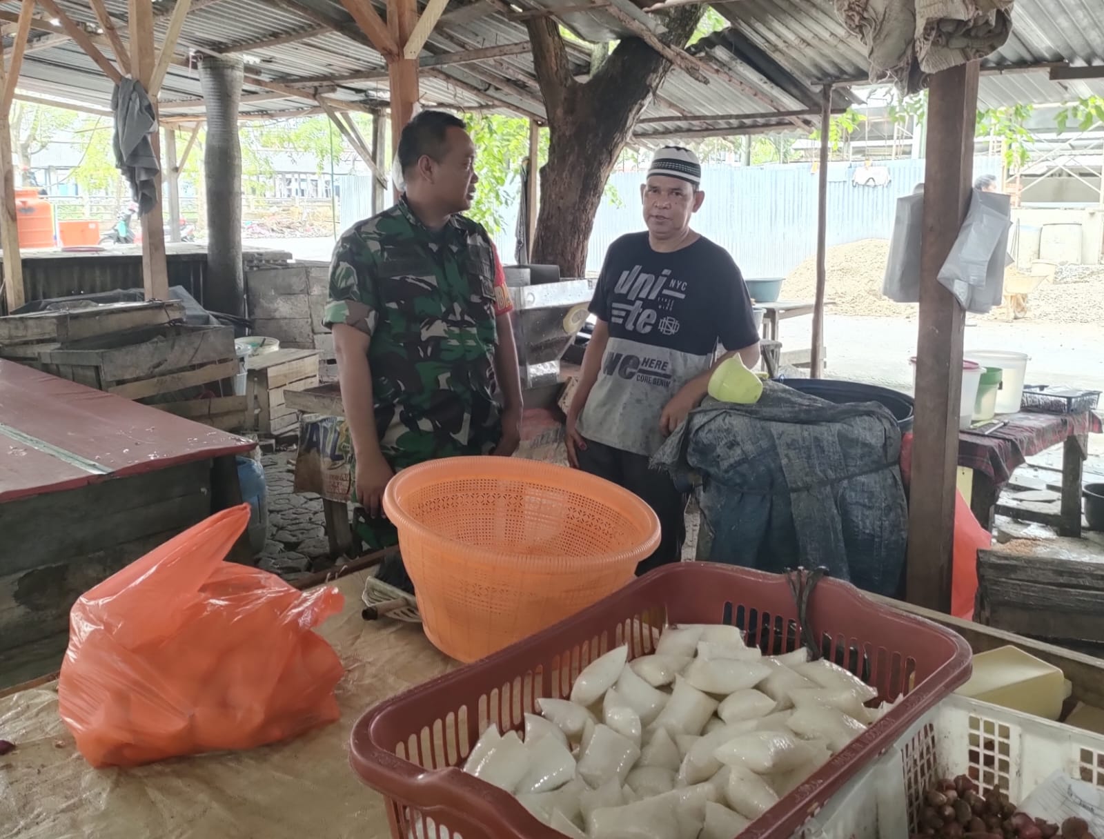 Jelang Idul Fitri, Babinsa Koramil 431-02/Mentok, Monitoring Harga Sembako di Pasar Tradisional Mentok