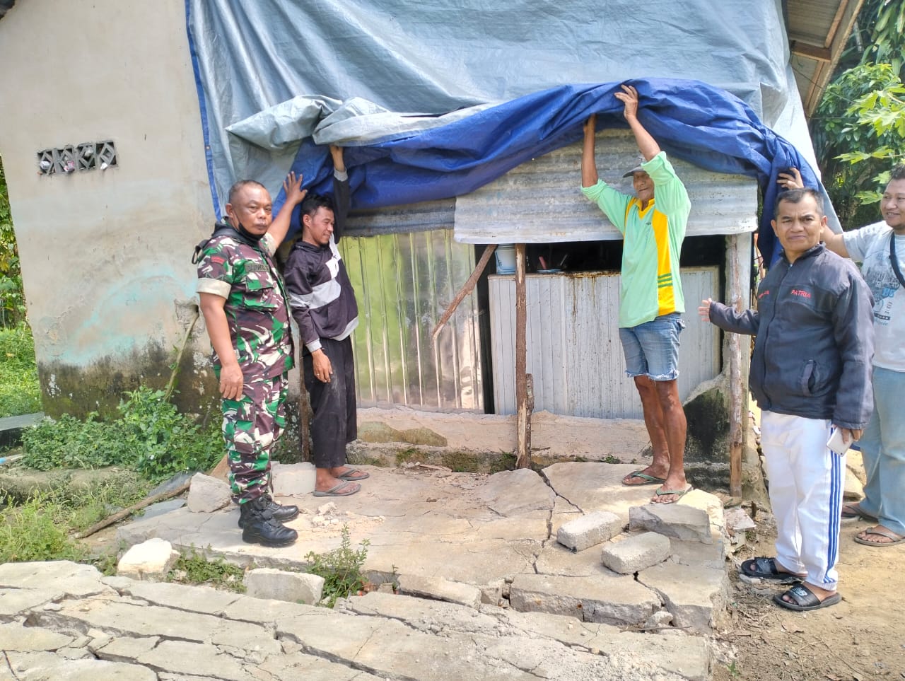 Hadir Di Tengah Masyarakat Anggota Koramil Tamansari Bantu Warga Terkena Musibah