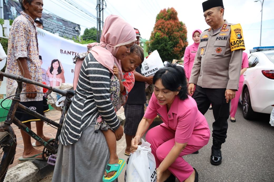 Kapolda Babel Bagikan Sembako Seputaran Pangkalpinang