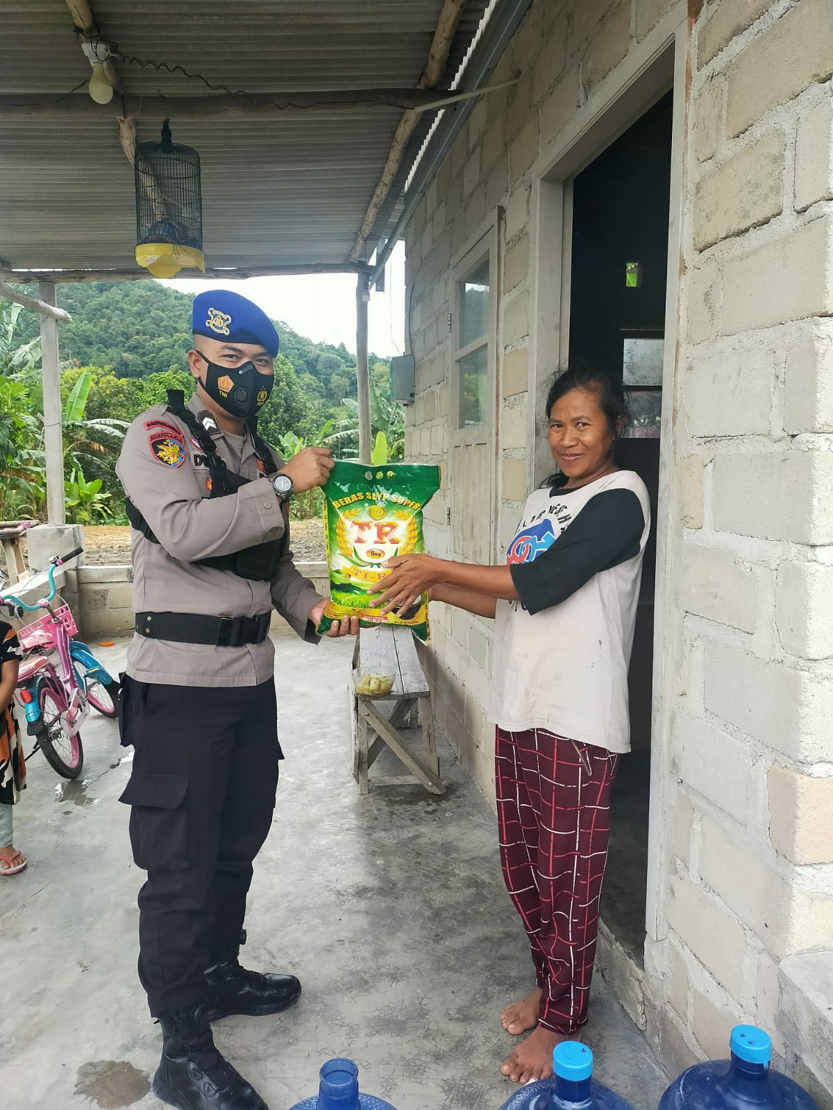 Polres Bangka dan Polsek Jajaran Bagikan Bansos Kepada Masyarakat