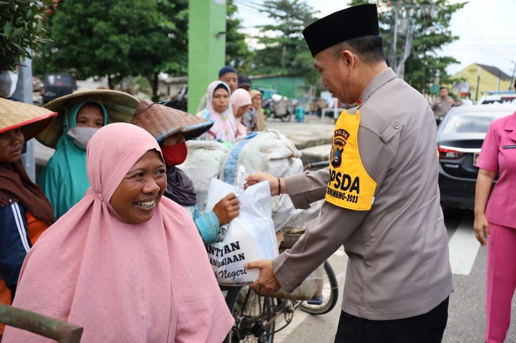 Kapolda Babel Bagikan Sembako Seputaran Pangkalpinang