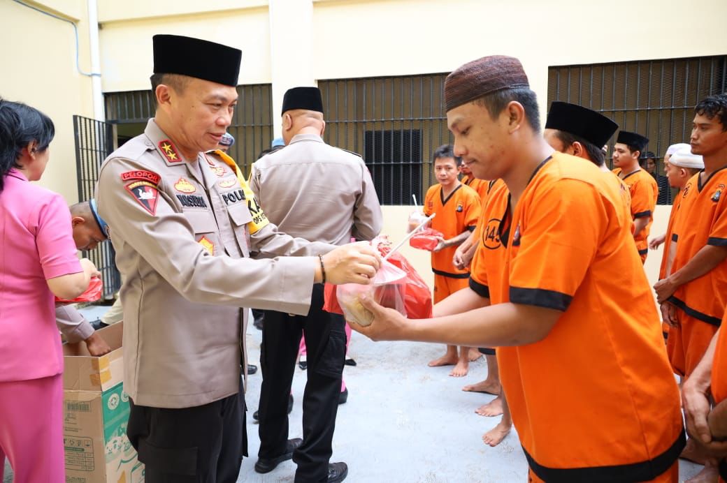 Kapolda Babel Bagikan Takjil kepada Para Tahanan