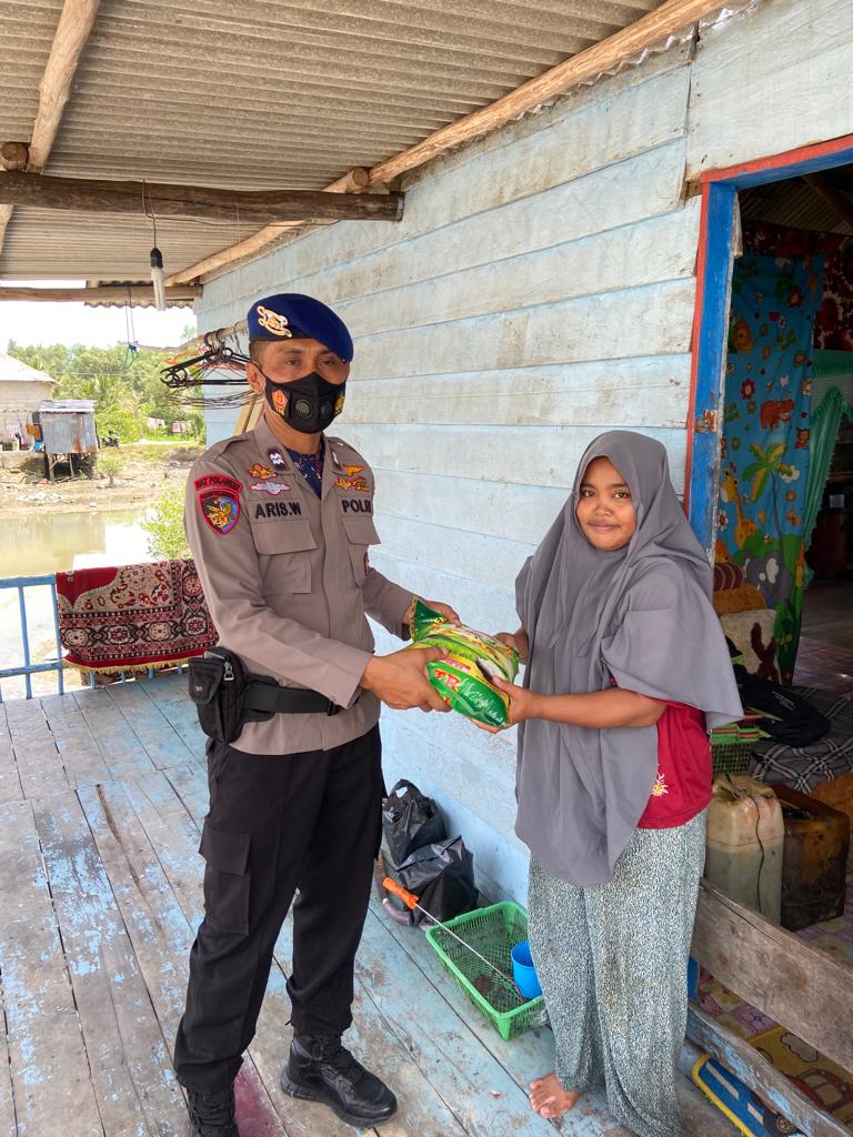 Polres Bangka dan Polsek Jajaran Bagikan Bansos Kepada Masyarakat