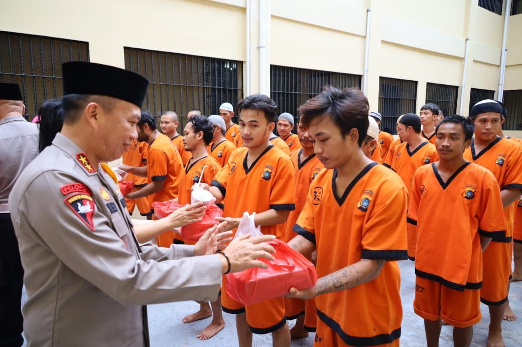 Kapolda Babel Bagikan Takjil kepada Para Tahanan