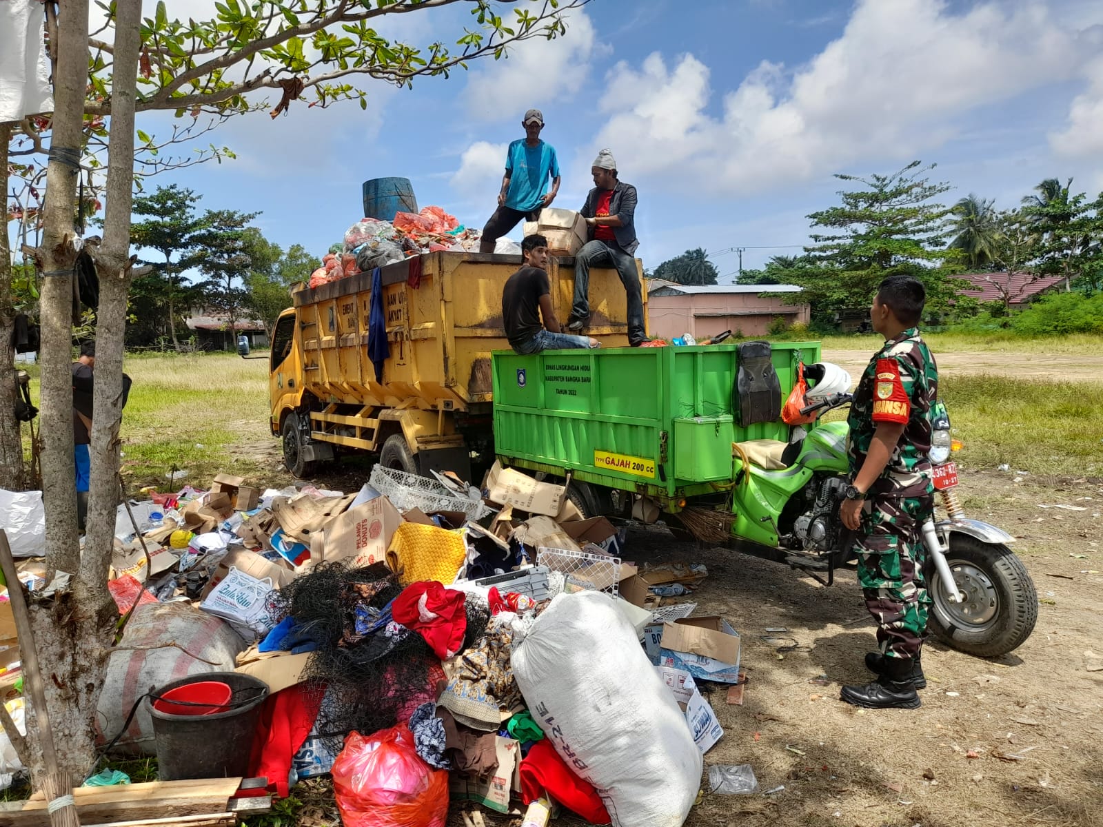 Jaga Lingkungan Tetap Bersih, Babinsa Koramil 431-02/Mentok Melaksanakan Komsos dengan Petugas Kebersihan