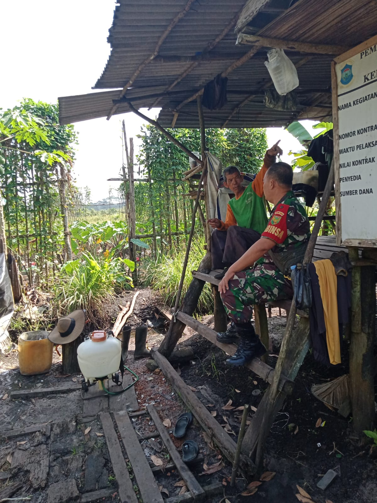 Dersimora anggota Koramil 413 - 05/ Tamansari Laksanakan Komsos dengan petani