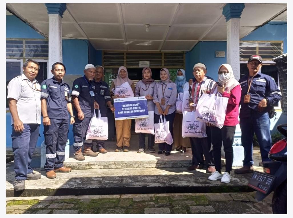 Berbagi di Bulan Ramadhan, PT Timah Tbk Serahkan Paket Sembako untuk Lansia di Bangka Barat