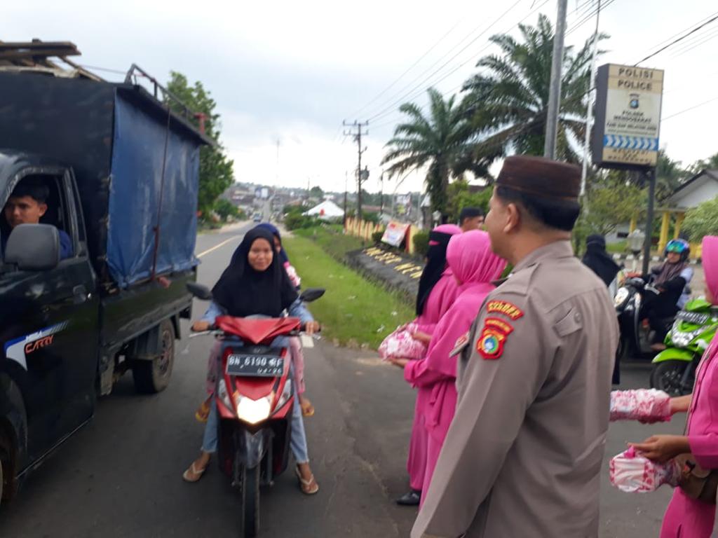 Kapolsek Mendo Barat Bagikan 50 Paket Takjil