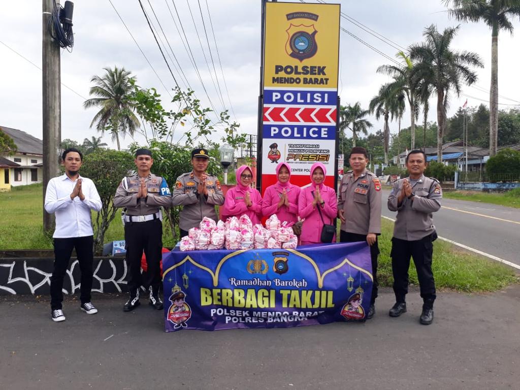 Kapolsek Mendo Barat Bagikan 50 Paket Takjil