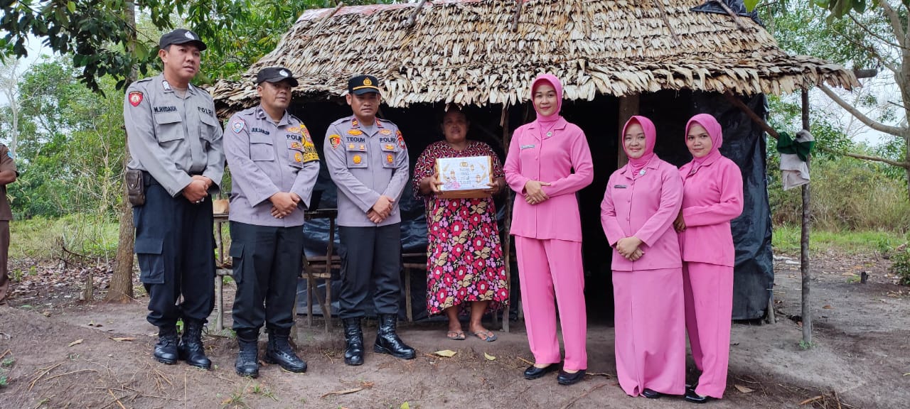 Wujud Rasa Kepedulian Polri kepada Masyarakat Polsek Merawang serta Bhayangkari Lakukan Kegiatan Bansos