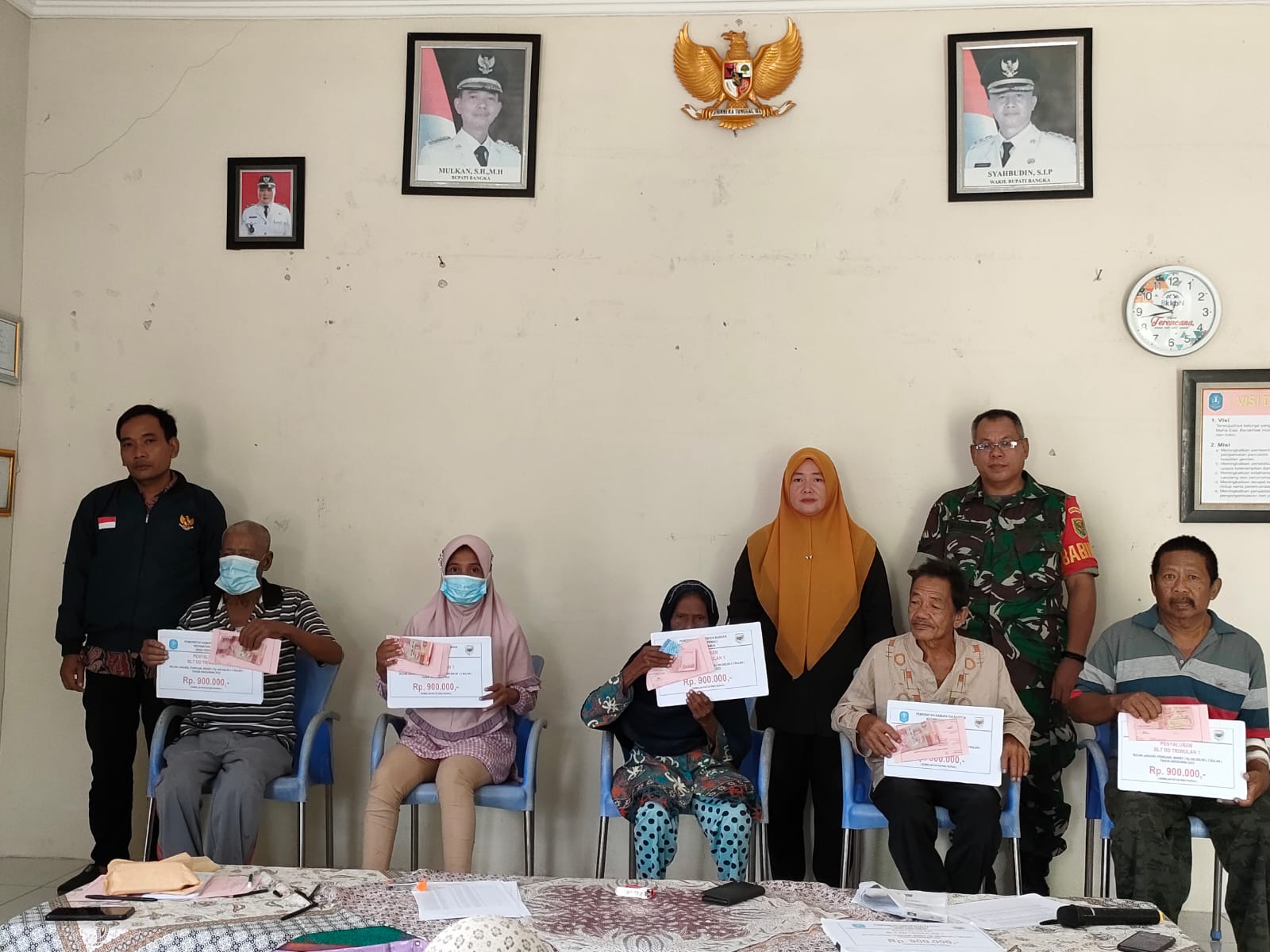 Salurkan Bantuan Langsung Tunai (BLT) kepada Warga