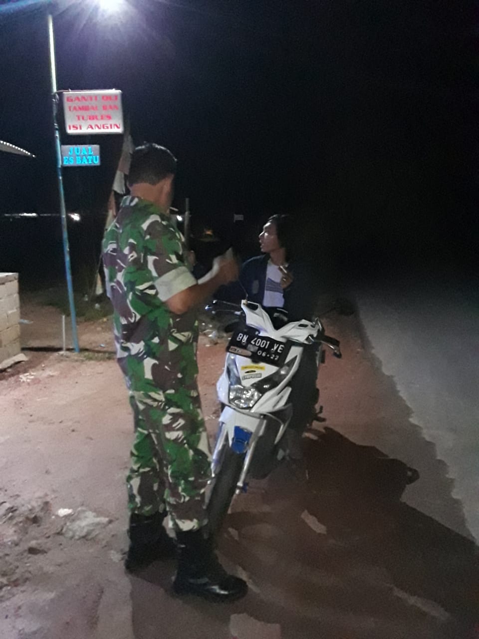 Anggota Koramil 413-04/Mendo Barat Melaksanakan Patroli Malam di Desa Air Duren