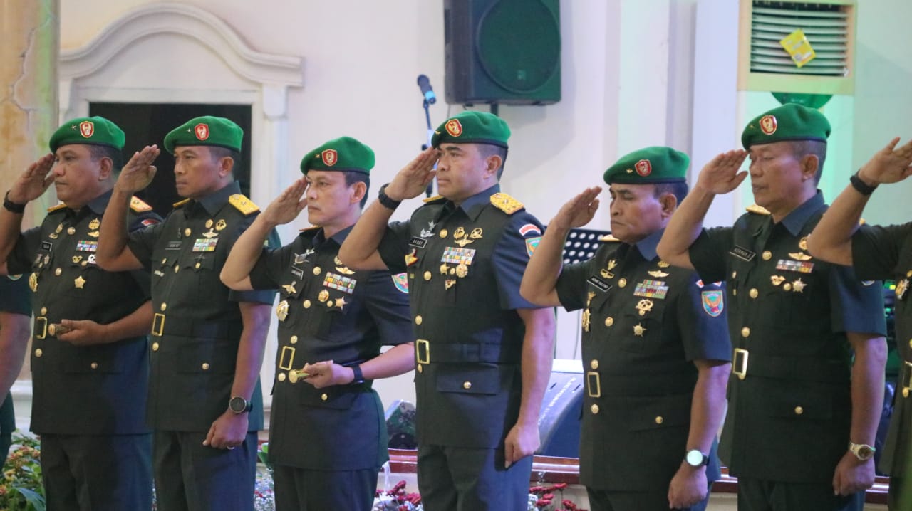 Tongkat Komando Korem 045/Gaya Dipegang oleh Brigjen TNI Agustinus Dedy Prasetyo