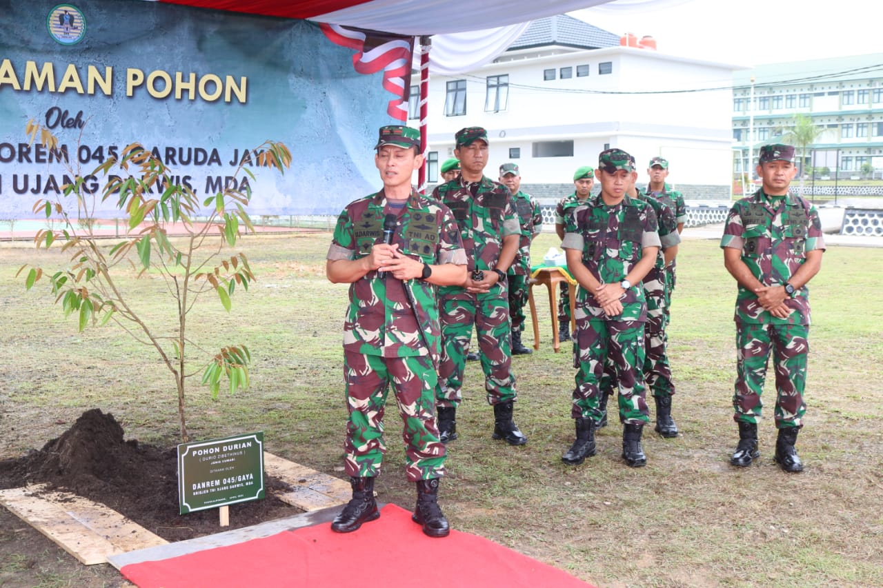 Wariskan Gemar Menanam, Danrem 045/Gaya Tanam Pohon Durian