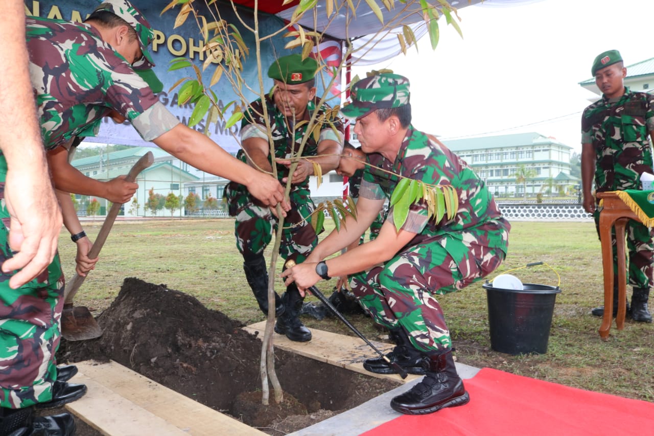 Wariskan Gemar Menanam, Danrem 045/Gaya Tanam Pohon Durian