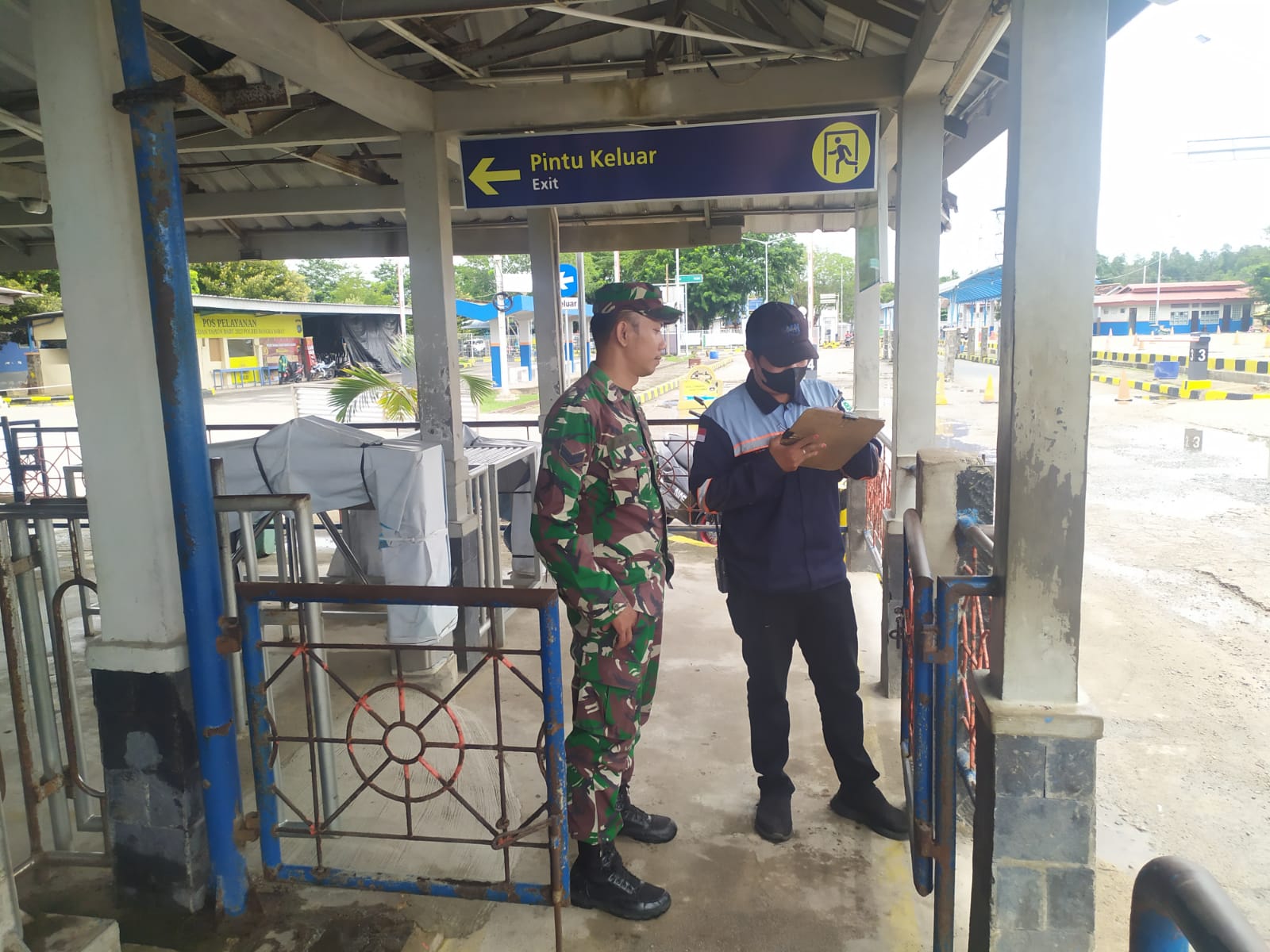 Ciptakan Situasi Aman dan Nyaman Pemudik, Babinaa Koramil 431-02/Mentok Laksanakan Monitoring di Pelabuhan Mentok