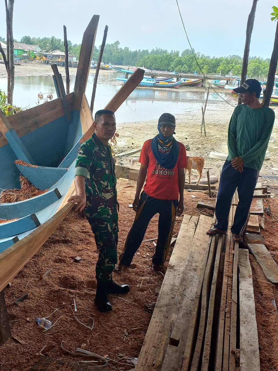 Babinsa Kelurahan Ketapang Membangun Kedekatan Bersama Warga di Desa Binaan