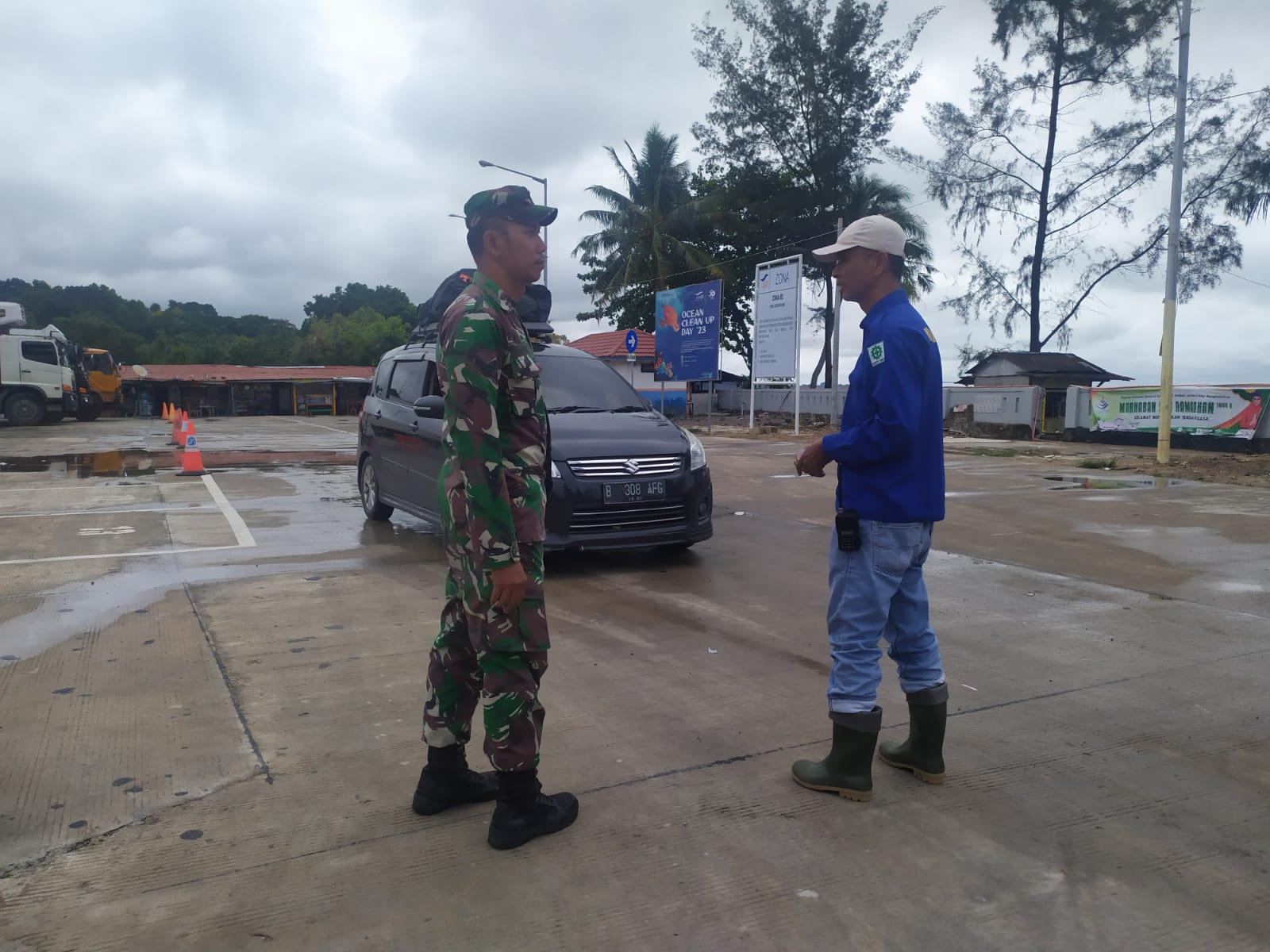 Ciptakan Situasi Aman dan Nyaman Pemudik, Babinaa Koramil 431-02/Mentok Laksanakan Monitoring di Pelabuhan Mentok