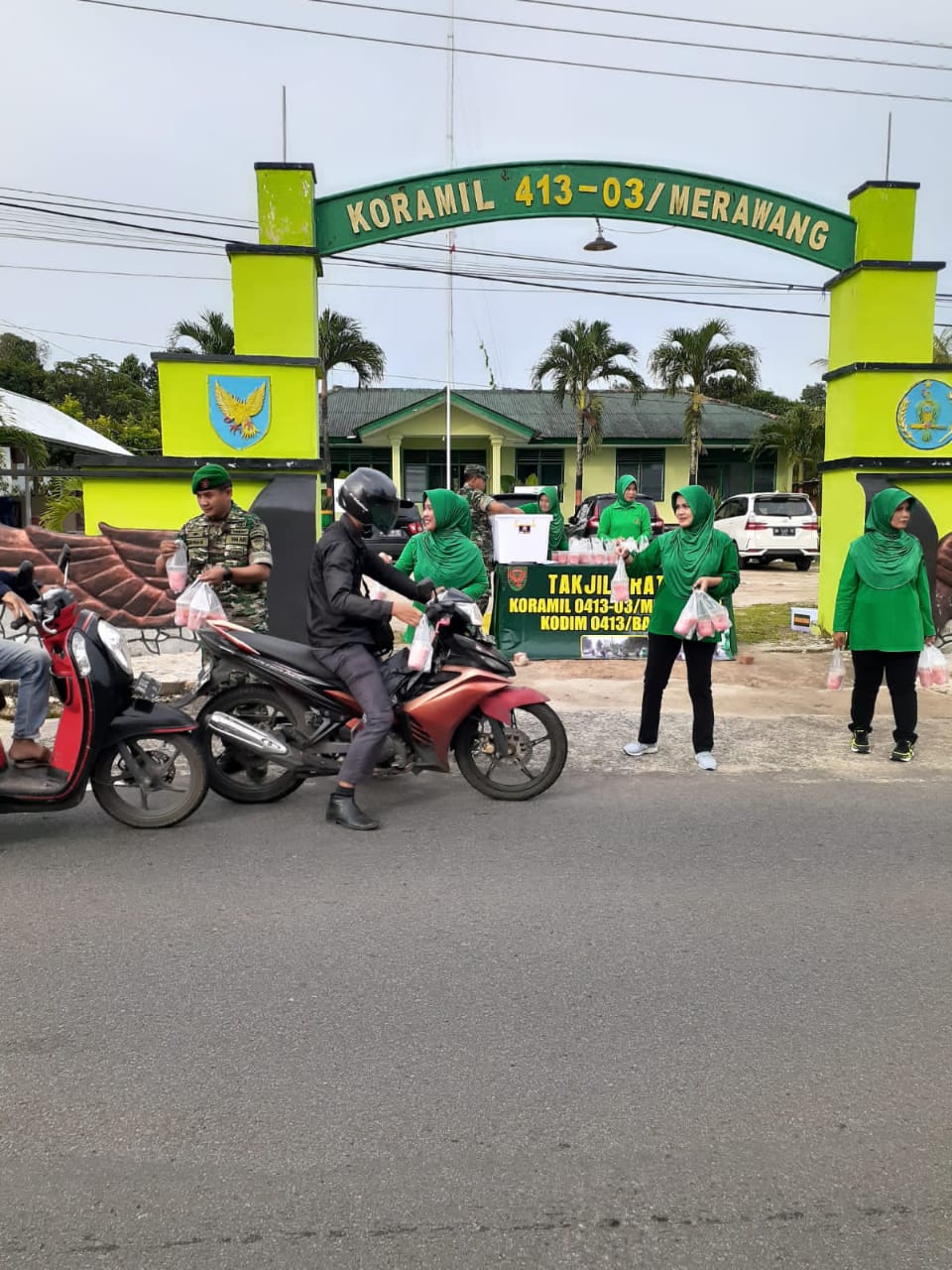 Indahnya Berbagi: Ibu Ketua Persit Kartika Chandra Kirana Ranting 4/Merawang Nampak Sibuk Bagikan Takjil Kepada Masyarakat