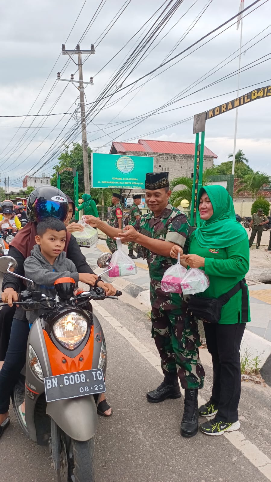 TNI Berbagi, Koramil 0413-07/Koba Bagikan Takjil kepada Masyarakat