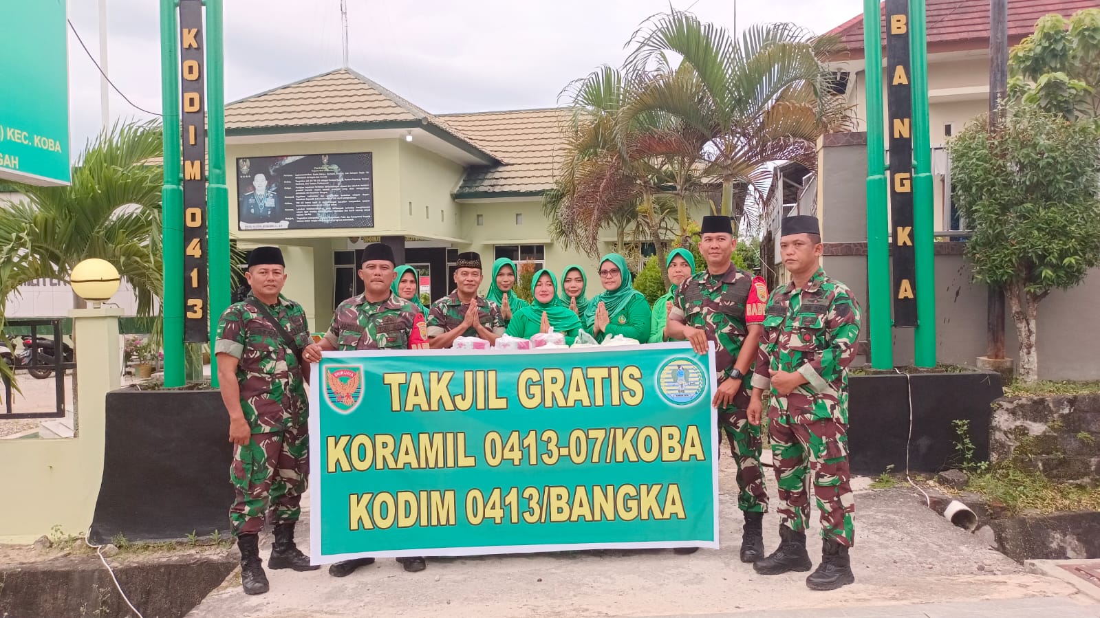 TNI Berbagi, Koramil 0413-07/Koba Bagikan Takjil kepada Masyarakat