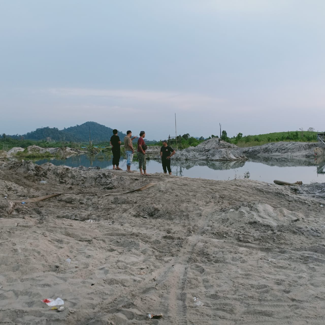 Gabungan Polres Bangka Barat dan Polsek Jebus Mengecek Aktivitas Penambangan Pasir Timah Illegal di Kawasan Hutan Lindung