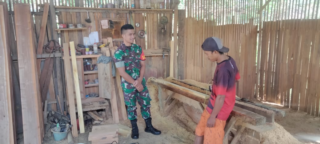 Melalui Komsos Babinsa Koramil 431-03/Kelapa Terus Jalin Keakraban Dengan Warga Binaannya