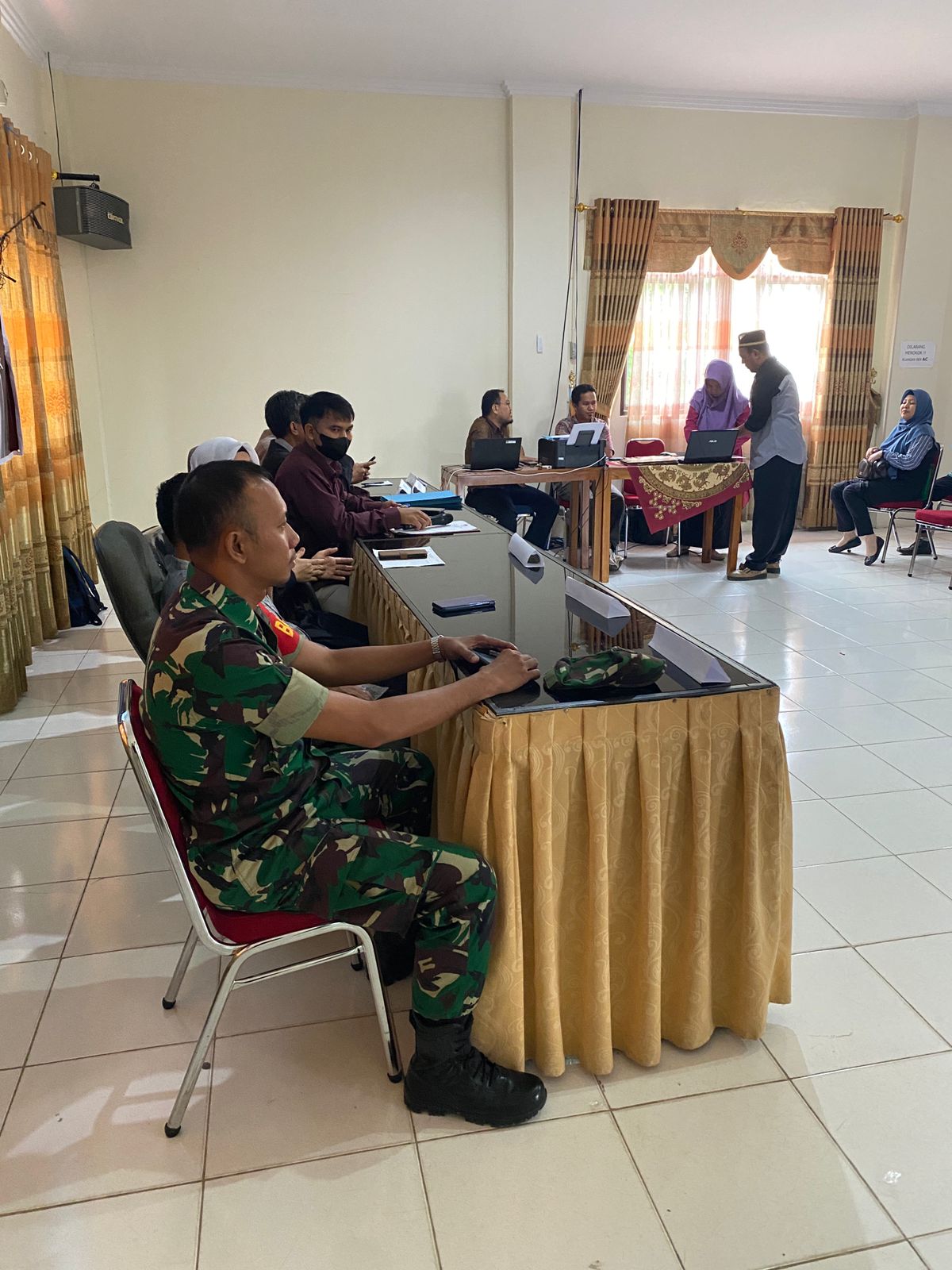 Babinsa Koramil 431-02/Mentok Menghadiri Rapat Pleno Terbuka DPHP Tingkat PPK Kecamatan Mentok