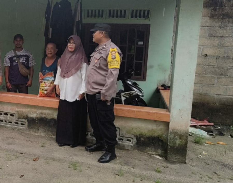 Satlantas Polres Bangka dan Polsek Sungailiat Lakukan Kegiatan Penyaluran Bansos kepada Masyarakat