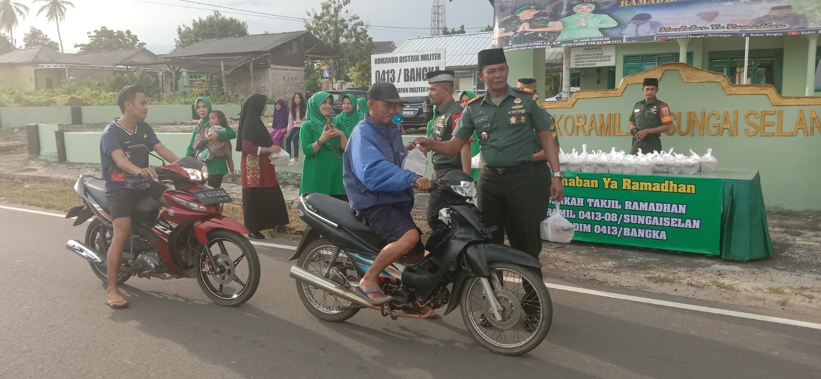 Menjelang Berbuka Puasa Danramil 413-08/Sungai Selan Bagikan Takjil Gratis