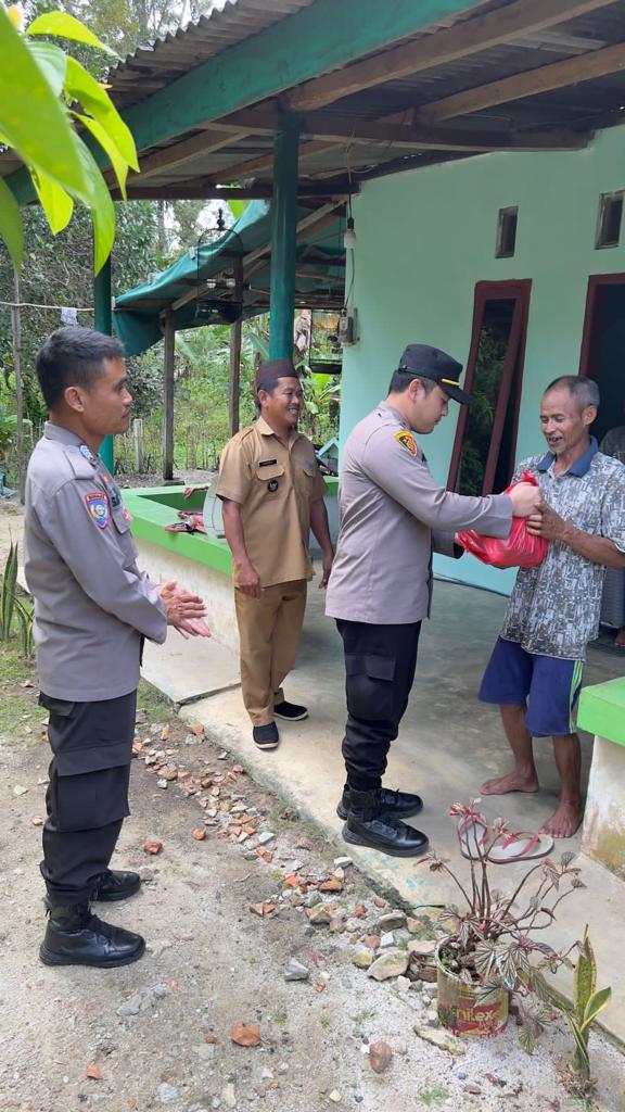 Kapolsek Namang Langsung Datangi Rumah Warga untuk Bagikan Sembako dan Takjil