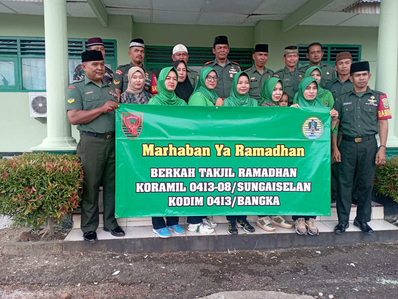 Menjelang Berbuka Puasa Danramil 413-08/Sungai Selan Bagikan Takjil Gratis