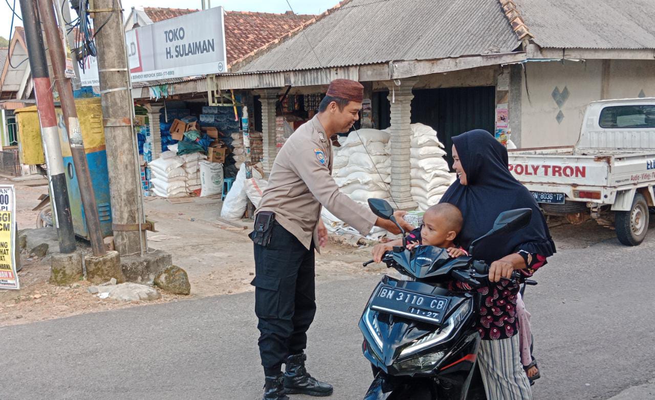 Kapolsek Namang Langsung Datangi Rumah Warga untuk Bagikan Sembako dan Takjil