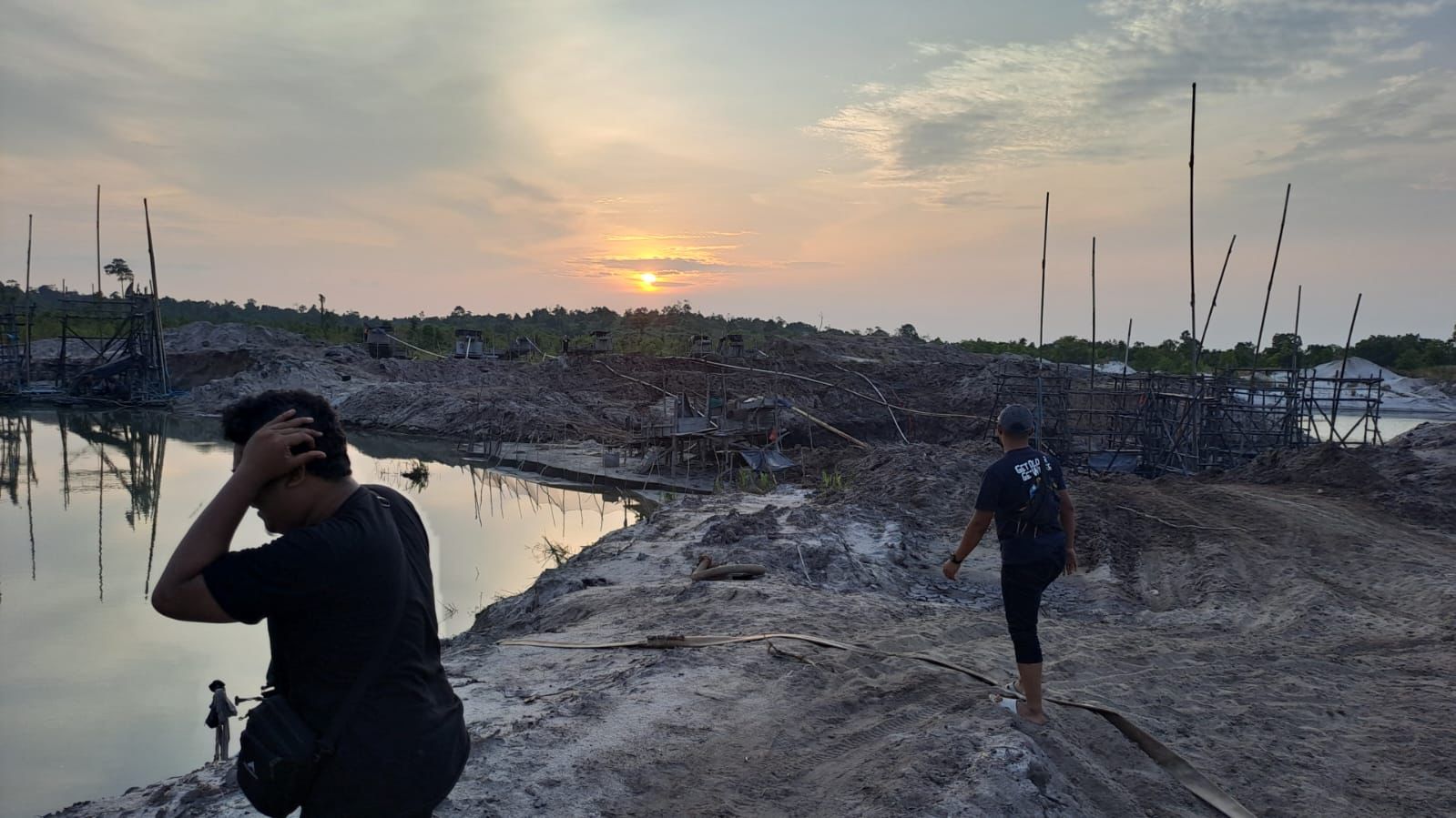 Gabungan Polres Bangka Barat dan Polsek Jebus Mengecek Aktivitas Penambangan Pasir Timah Illegal di Kawasan Hutan Lindung