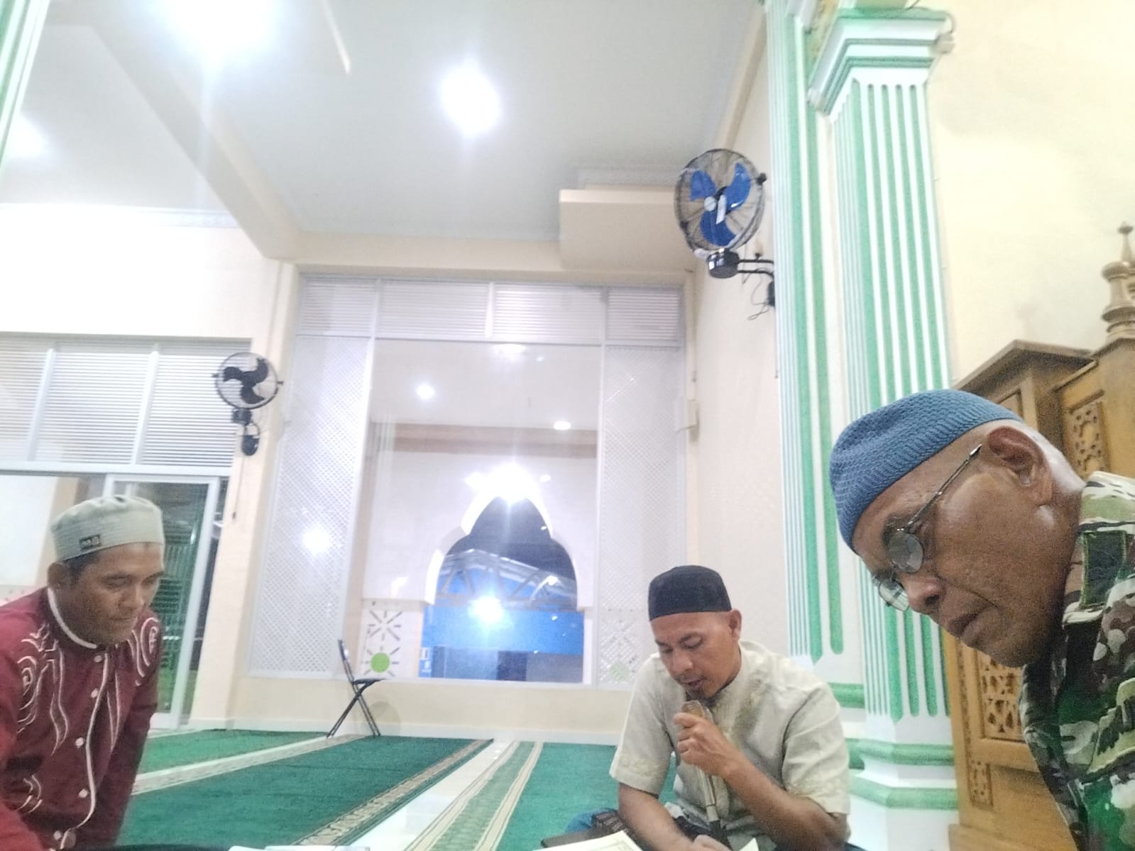 Tadarusan Bersama Warga Babinsa Koramil 413-07/Koba Lakukan Setelah Sholat Tarawih Berjamaah