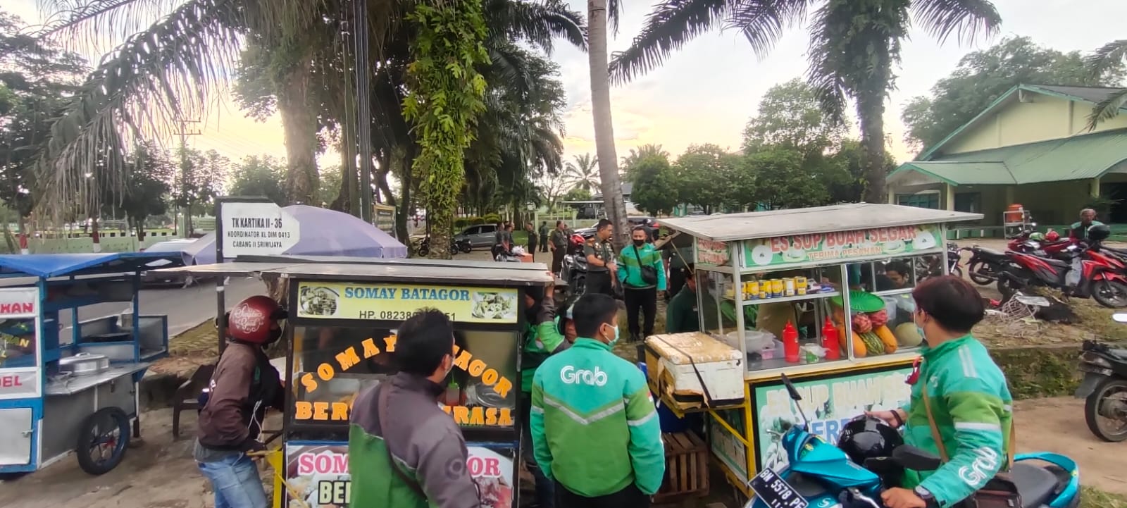 Kodim Bangka Bagikan Berkah Ramadhan kepada Komunitas Grab