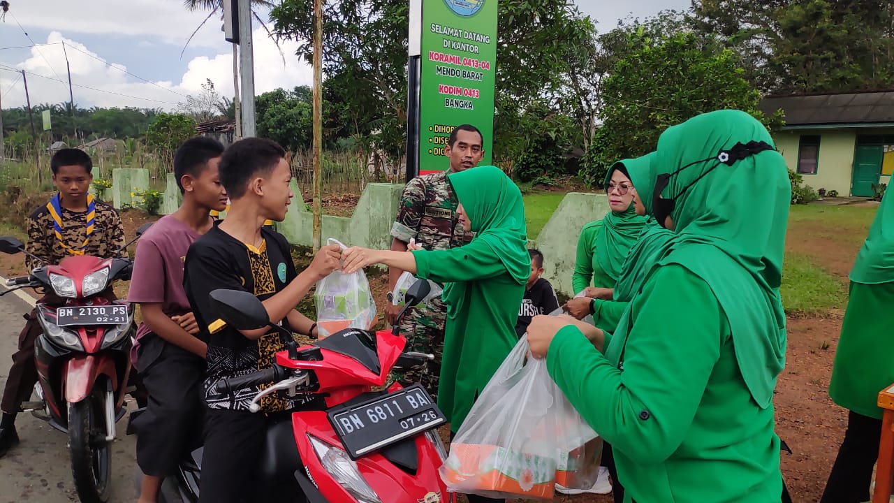 Ratusan Kotak Takjil Di Bagikan Danramil Mendo Barat kepada Pengguna Jalan