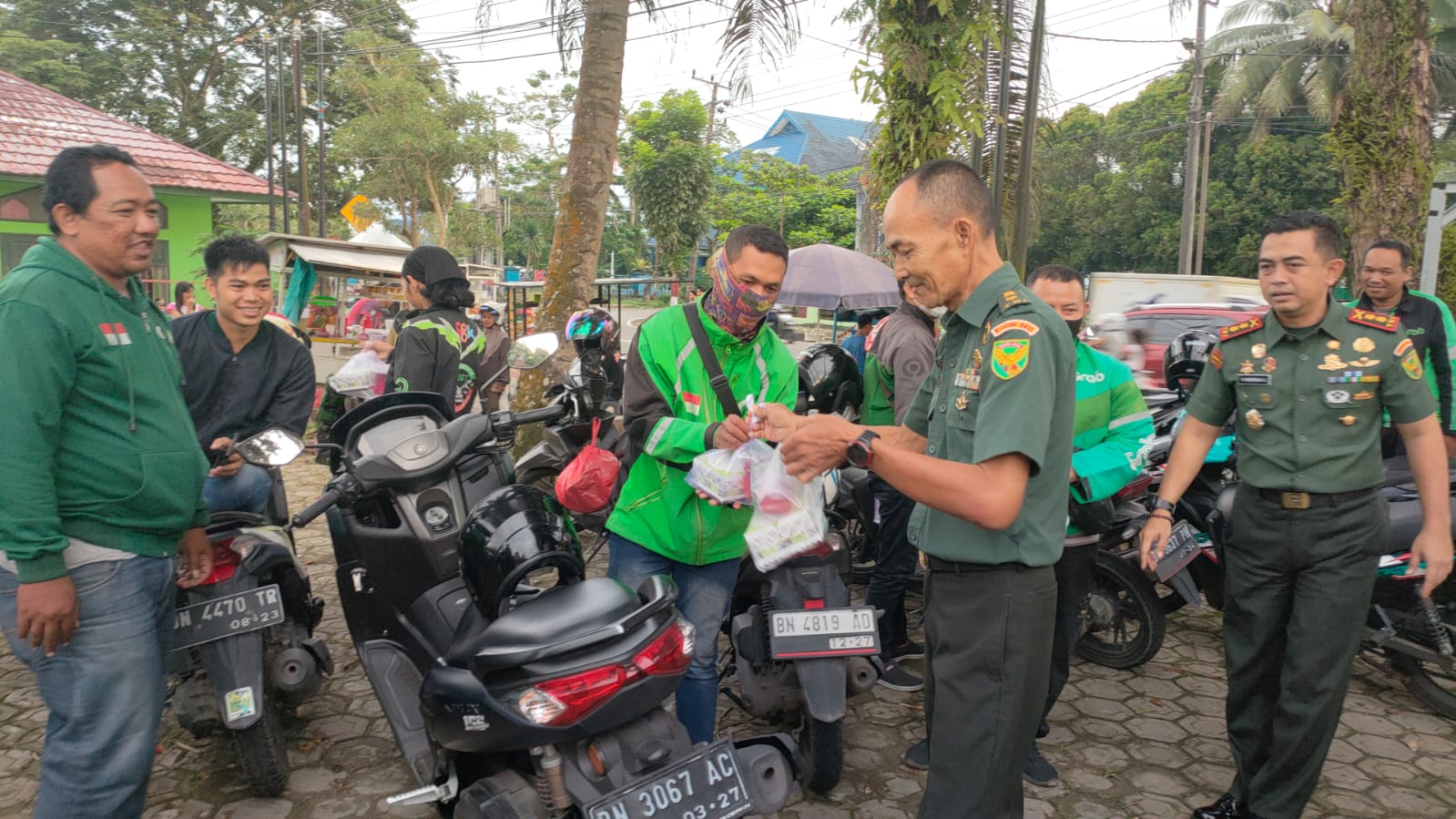 Kodim Bangka Bagikan Berkah Ramadhan kepada Komunitas Grab