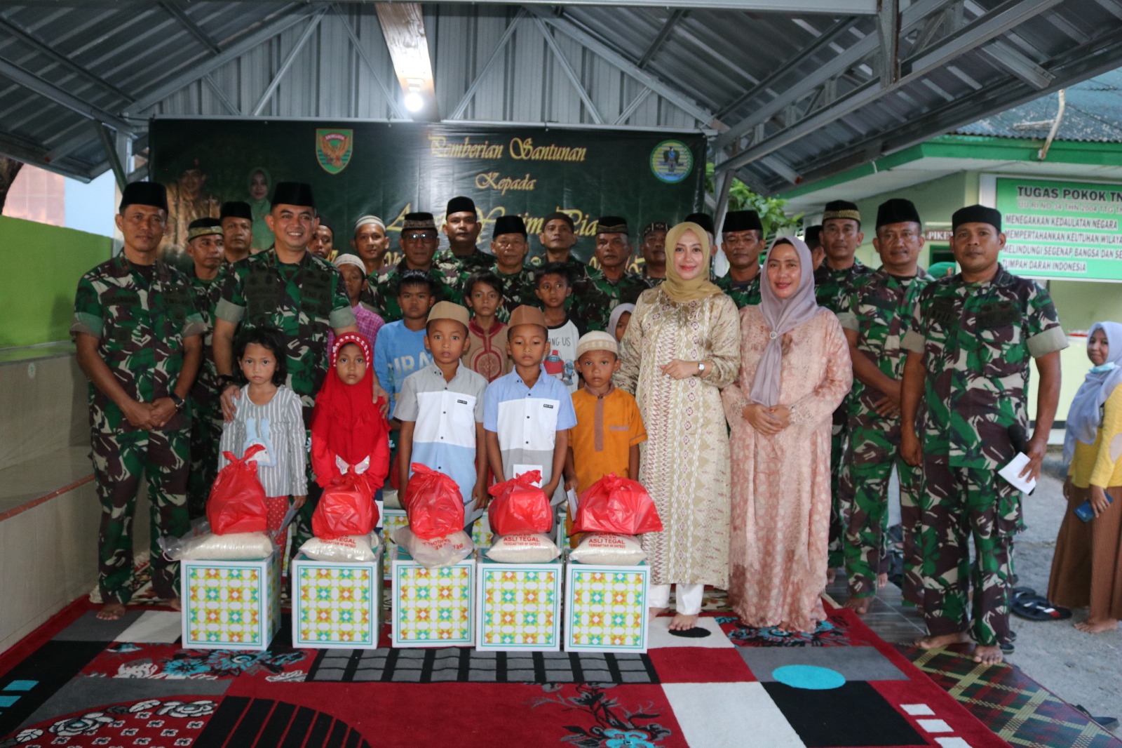 Menjelang Berbuka Puasa Dandim 0413/Bangka Mengisi Kegiatan Safari Ramadhan dengan Menyantuni Anak Yatim Piatu