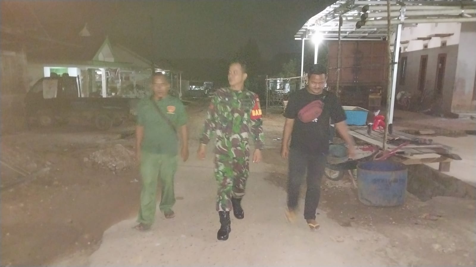 Bersama Linmas dan Masyarakat Babinsa Desa Labu Lakukan Patroli Malam