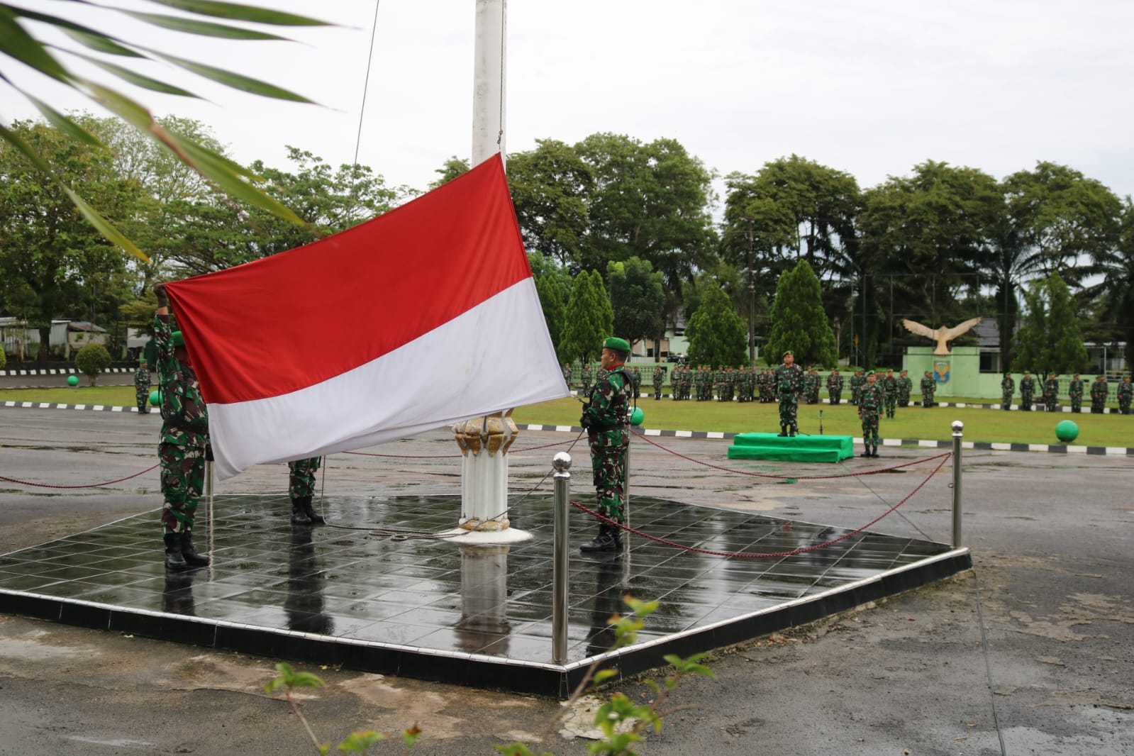 Kegiatan Rutin, Laksanakan Upacara Pengibaran Bendera Merah Putih di Lapangan Makodim 0413/Bangka