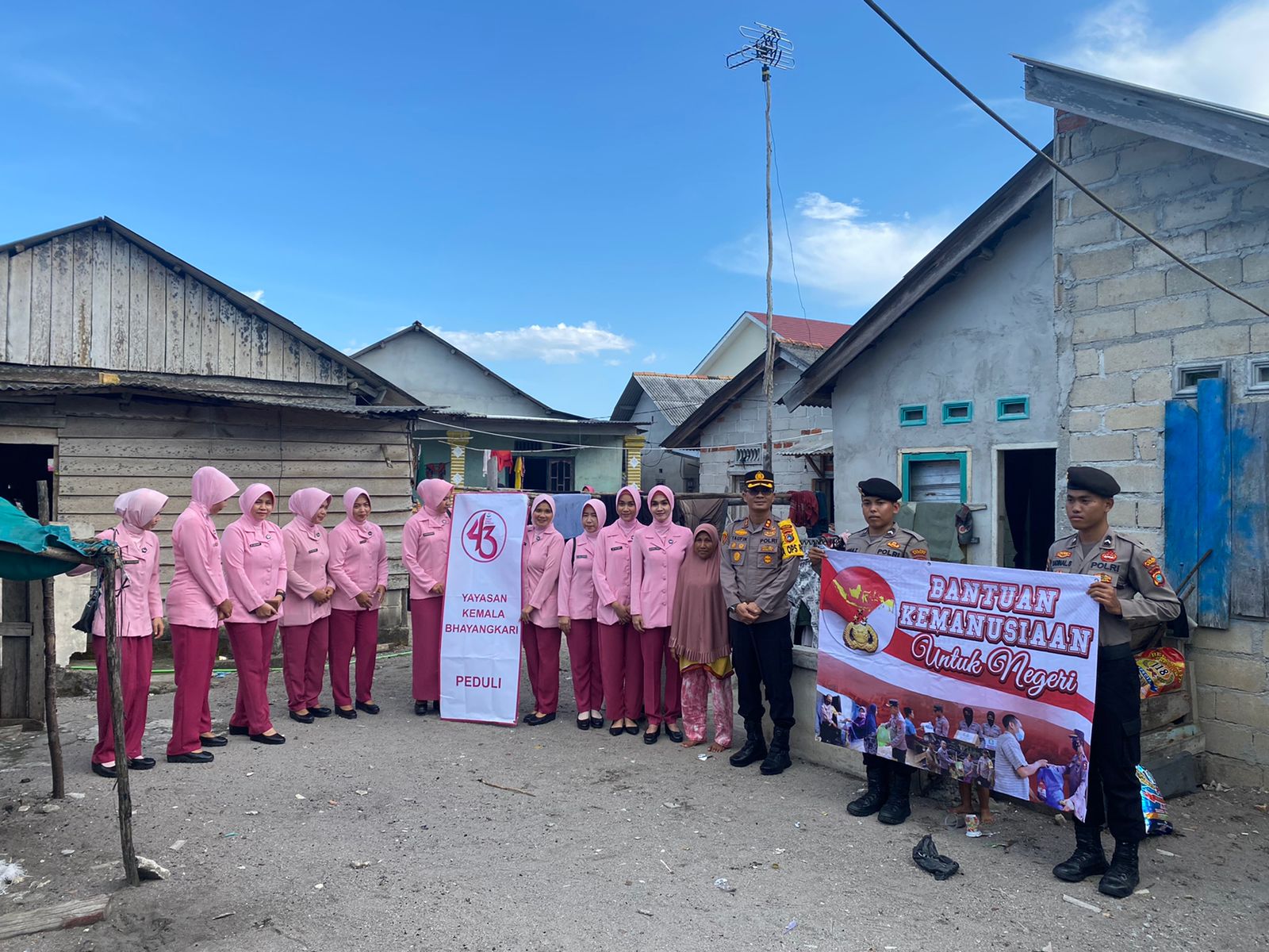 Polres Bangka Bagikan Sembako di Lingkungan Nelayan 2