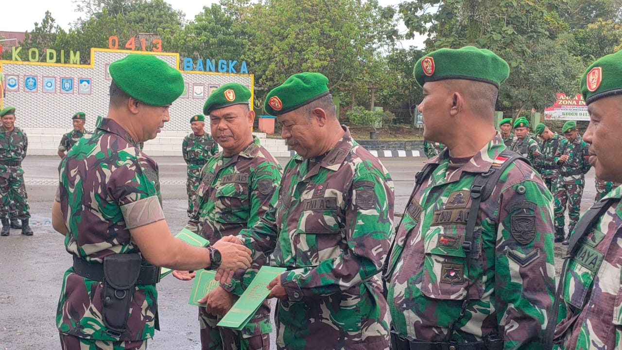 Usai Laksanakan Upacara Bendera Damdim 0413/Bangka Berikan Jam Komandan Kepada Seluruh Personel