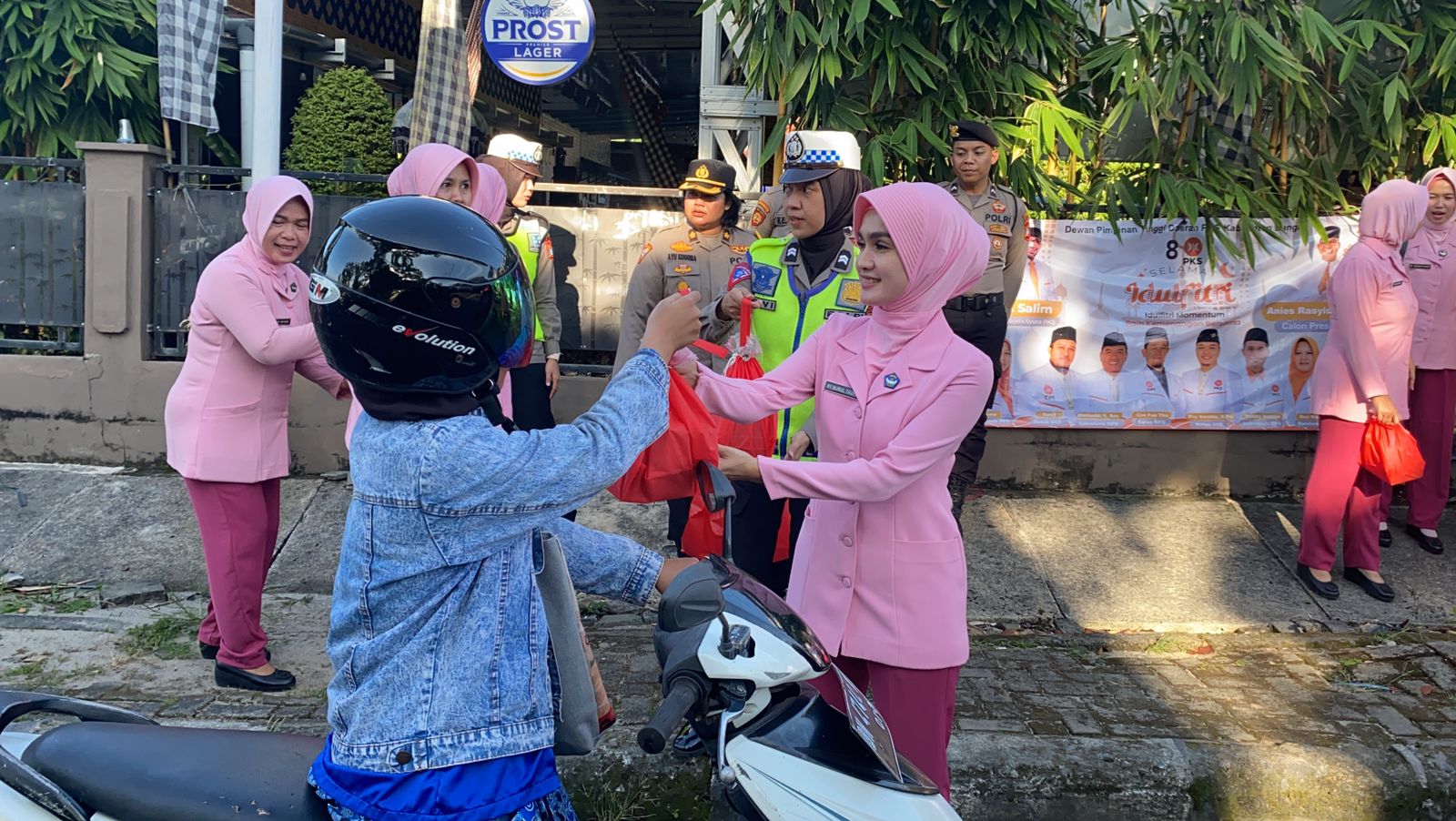 Polres Bangka Bagikan Sembako di Lingkungan Nelayan 2